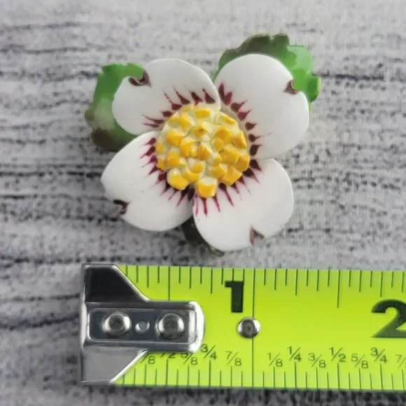 Vintage Cara China Staffordshire White and Purple Flower Brooch Made In England - Picture 3 of 5